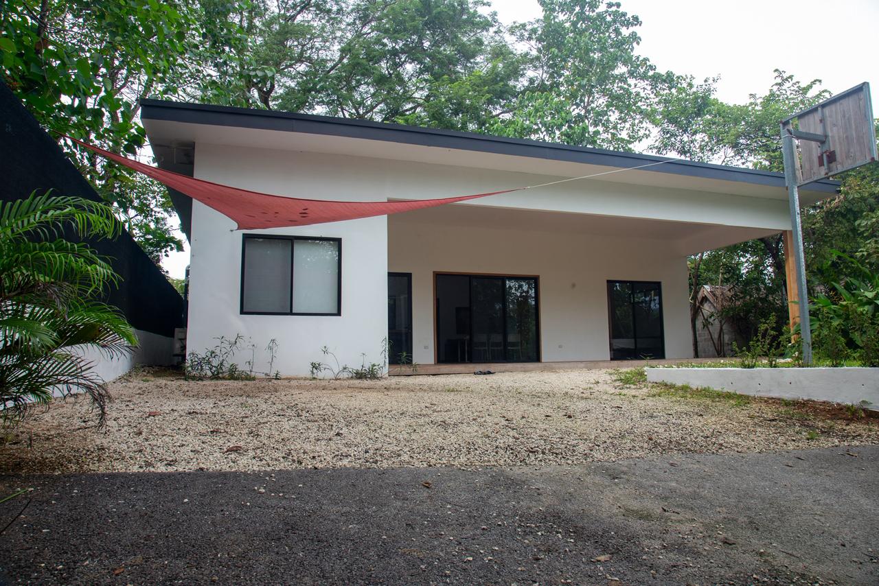casa exterior lateral con jardín nosara costa rica