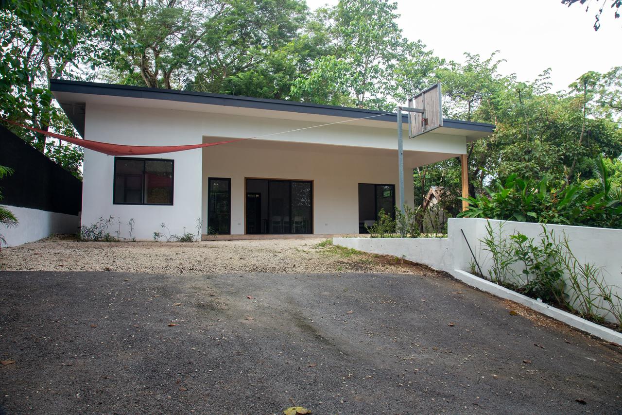 casa exterior con jardín nosara costa rica
