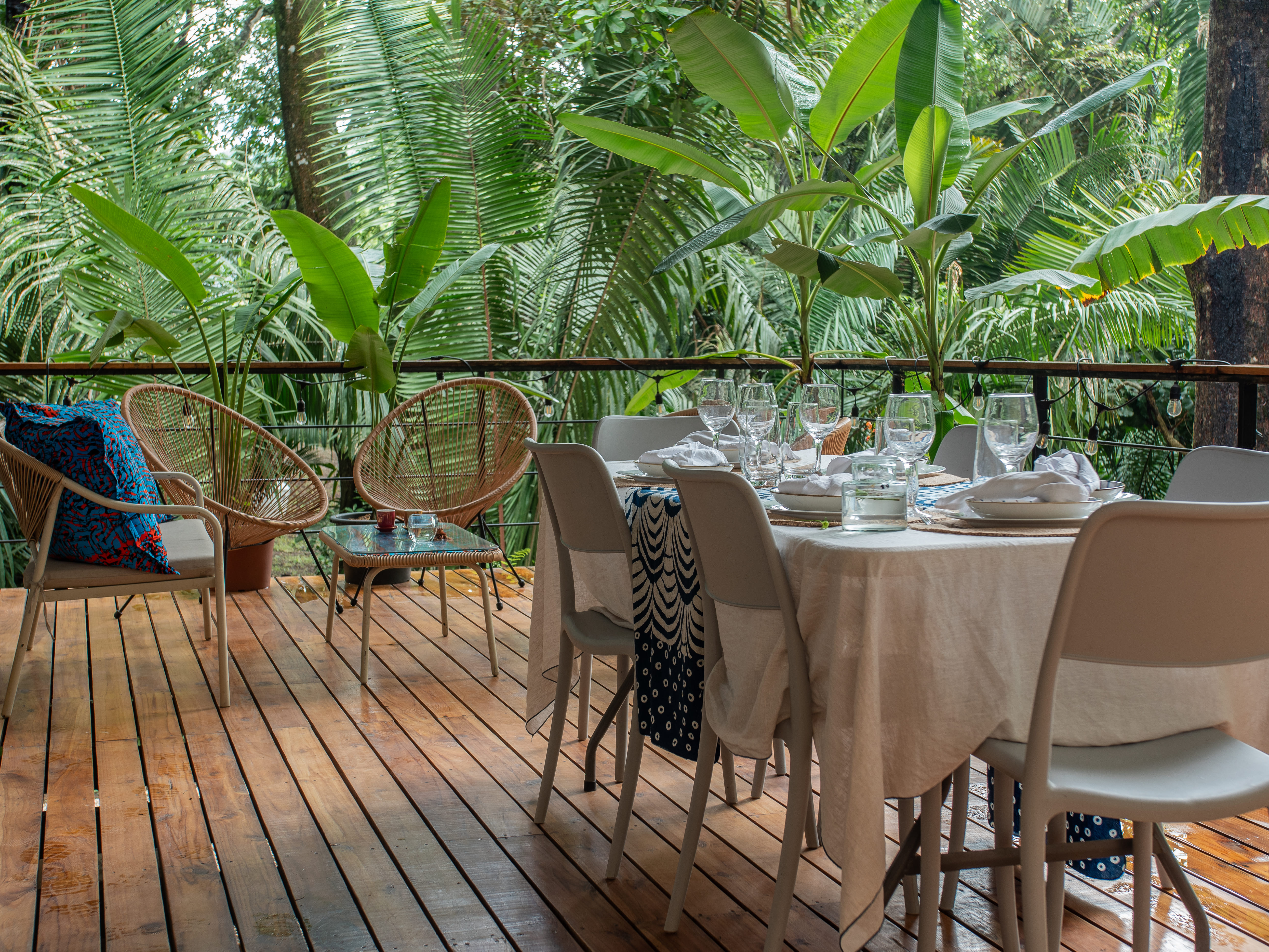 Comedor en la jungla en la terraza exterior zona de comedor en terraza al aire libre rodeada de selva nosara