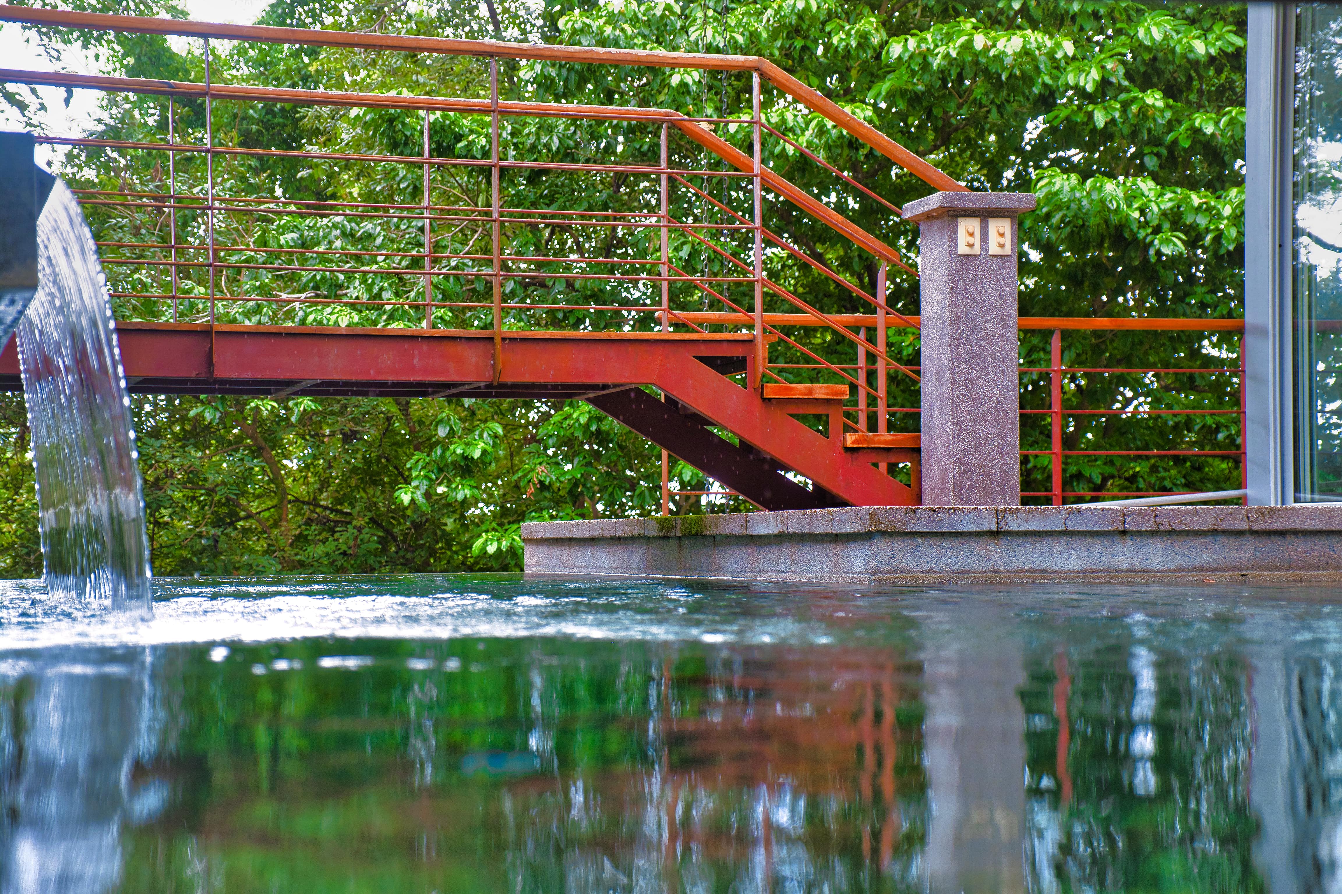 Casa Manifestando Arquitectura de Puente con Piscina puente arquitectonico sobre la piscina en Casa Manifesting, casa de lujo en Nosara, Costa Rica