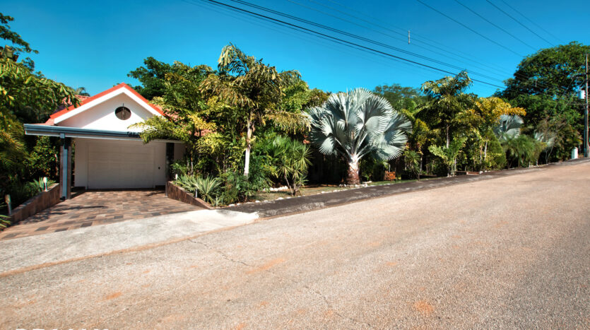exterior entrance and driveway villa de palmas carrillo costa rica