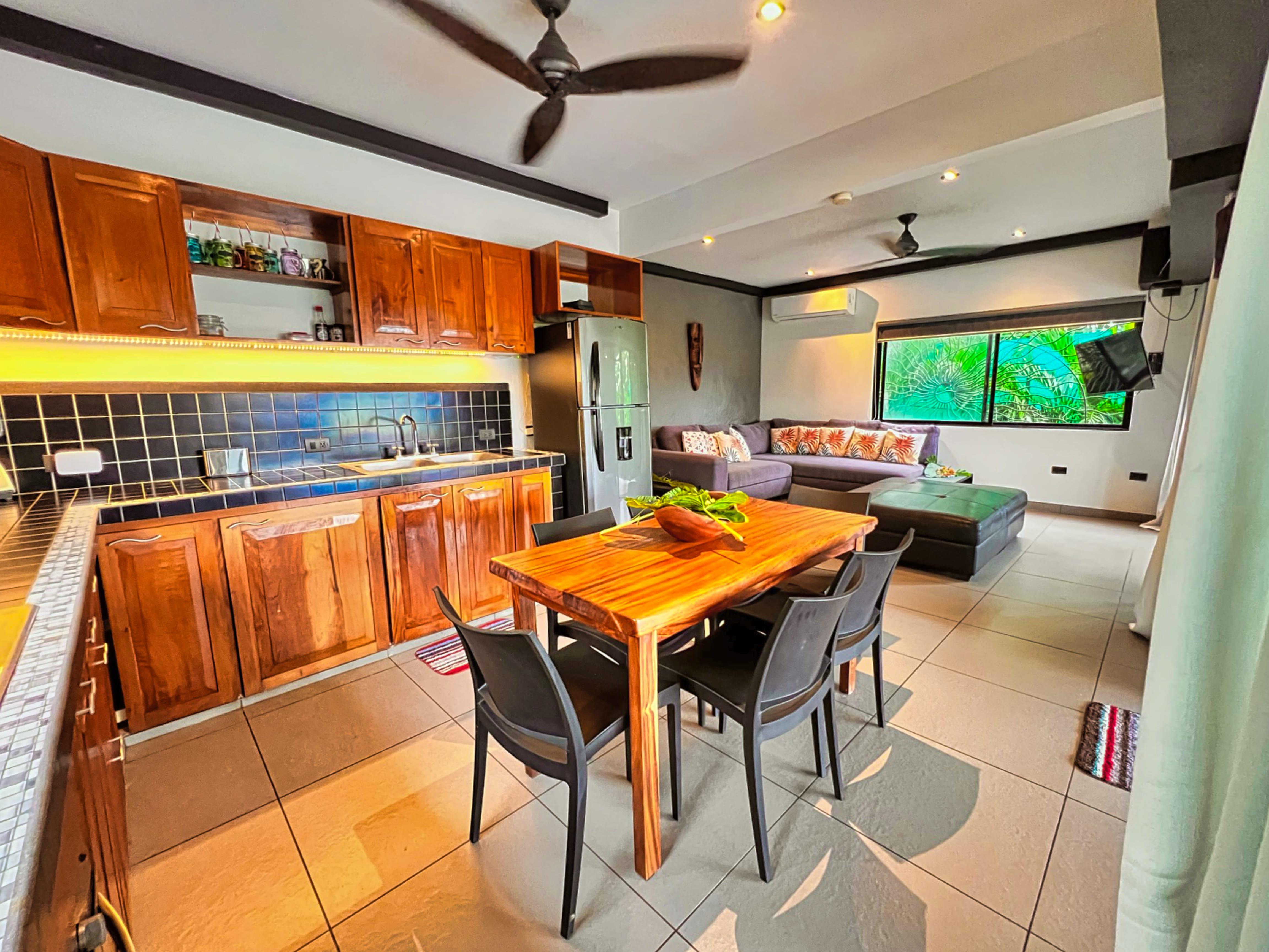Interior de cocina Villa Horizonte Pacífico cocina moderna con isla de madera dentro de villa pacific horizon nosara costa rica